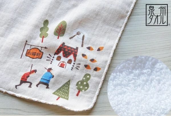 特寫展示紗布小方巾的設計圖案細節. A close-up showing the details of the design pattern on the gauze handkerchief.